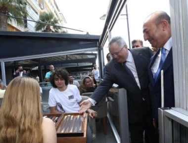 Με... κουλούρια Θεσσαλονίκης, τάβλι και βόλτα στην παραλία της Σμύρνης συνέχισαν Κοτζιάς-Τσαβούσογλου
